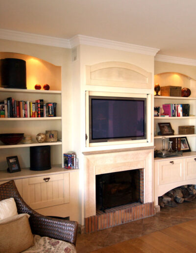 B3 New library with integrated fireplace and TV and indirect lighting in the living room