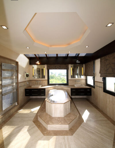 C4 Master bathroom upstairs in travertin and marble